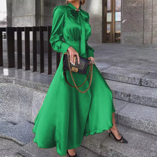 Дамска сатенена рокля с връзка на врата 2525 зелена 